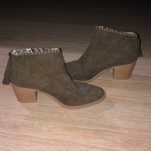| Qupid | Heeled Suede Booties